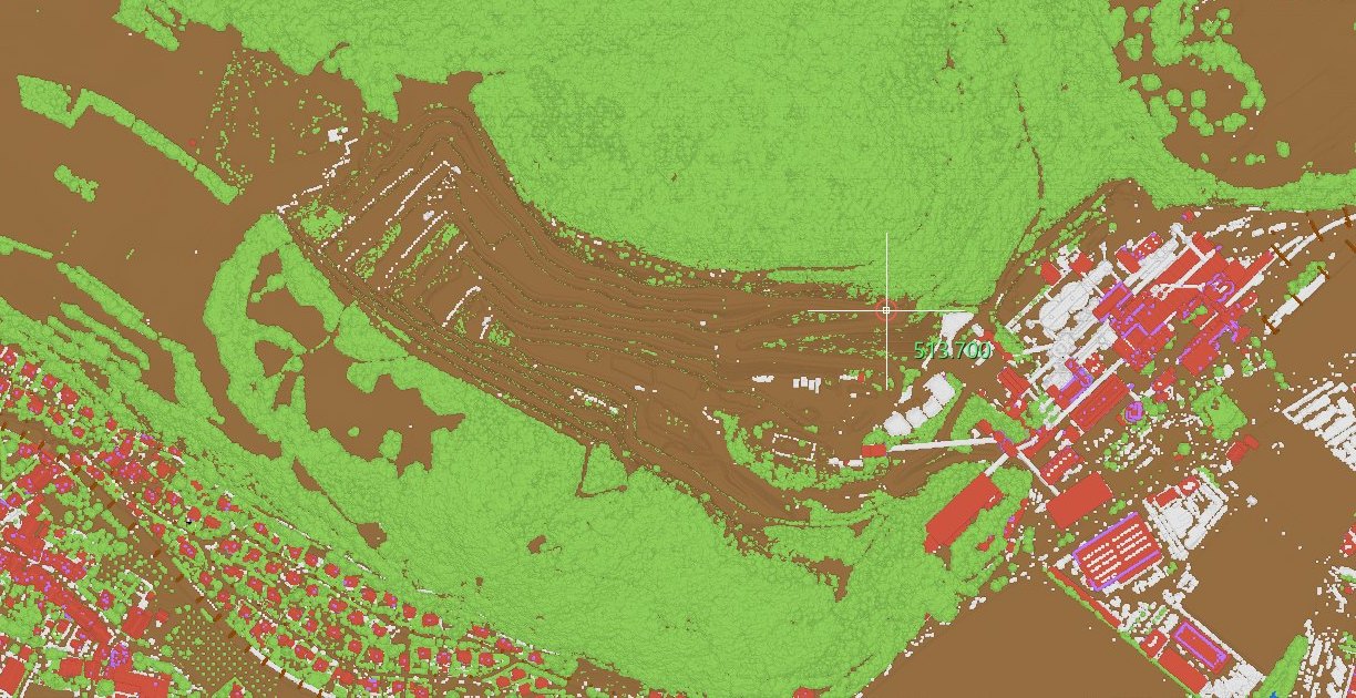 A quarry and its village classified automatically: ground, vegetation and buildings